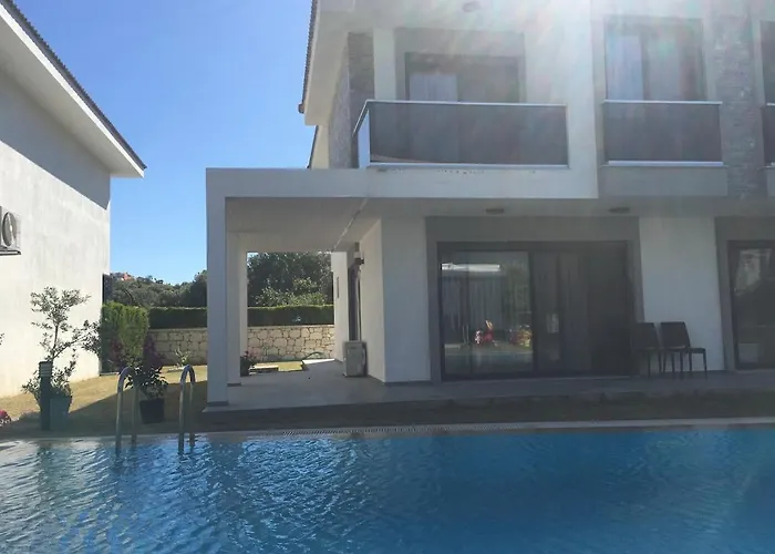 Luxury With Pool For Rent In Izmir Cesme